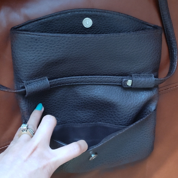 Signature weekend Leather sling bag - Picture 11 of 14